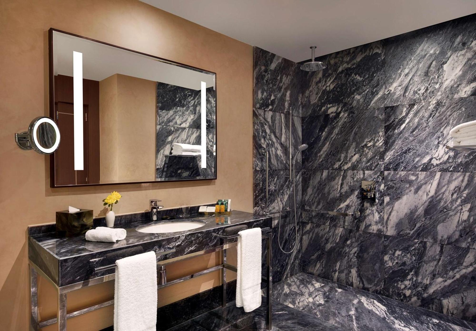 Hilton Tanger City Center Exteriör bild Bathroom