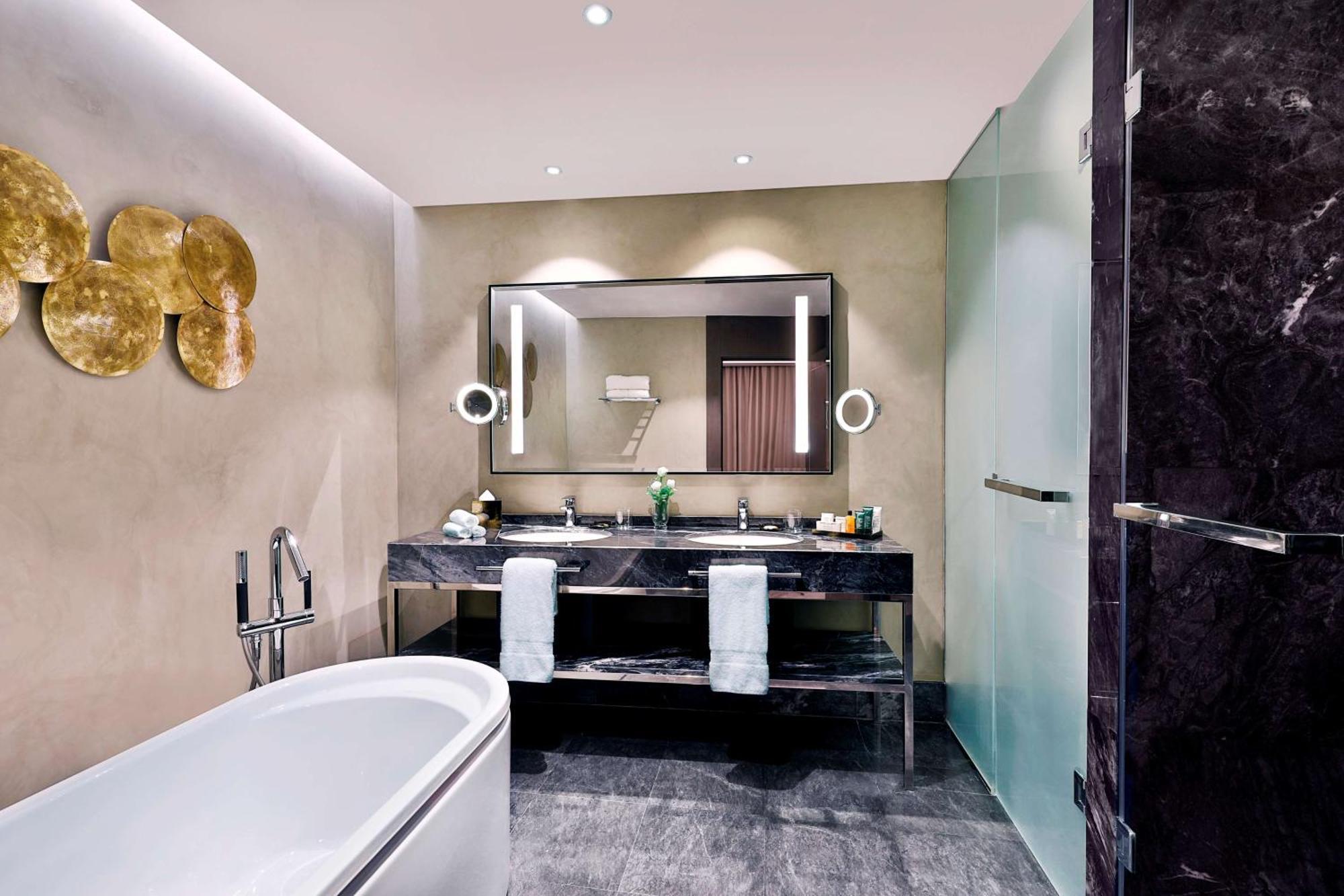 Hilton Tanger City Center Exteriör bild Bathroom