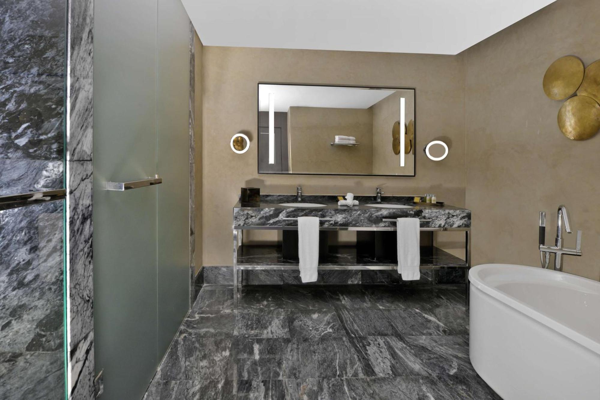 Hilton Tanger City Center Exteriör bild Bathroom